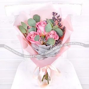 Нежные чувства - стильный букет-комплимент из роз с эвкалиптом